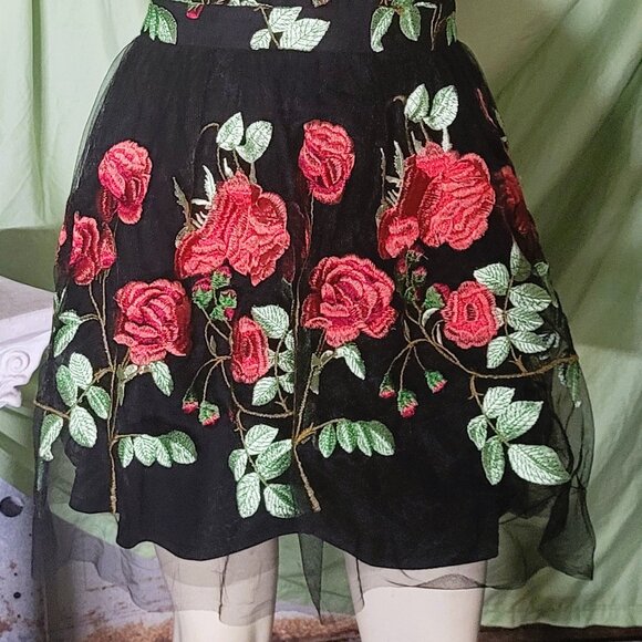 EXQUISIVE, EMBROIDERY BEAUTY - Picture 2 of 3